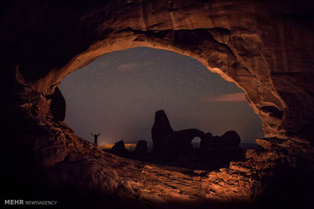 تماشای آسمان شب از بیابان‎