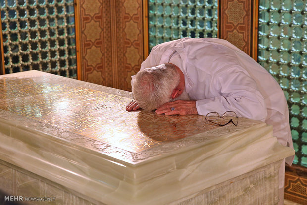 Leader attends dusting ceremony of Imam Reza Holy Shrine