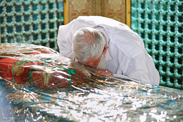 Leader attends dusting ceremony of Imam Reza Holy Shrine