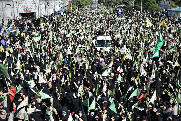 گل افشانی حرم رضوی به مناسبت آغاز دهه کرامت