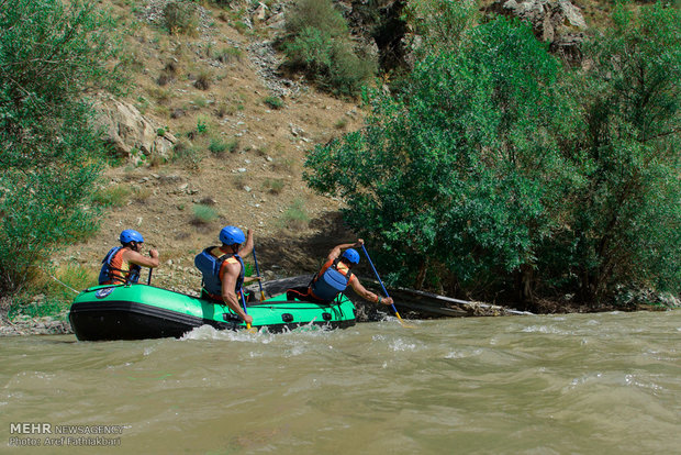 واژگونی یک قایق در رودخانه زاینده رود/  سرنشینان نجات یافتند