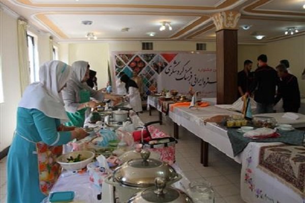 جشنواره سفره ایرانی فرهنگ گردشگری در ارومیه آغاز بکار کرد