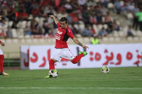 هافبک تیم فولاد خوزستان قراردادش را با این تیم تمدید کرد