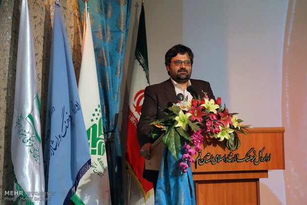 تجلیل از برگزیدگان همایش ملی شعر کرامت در قم