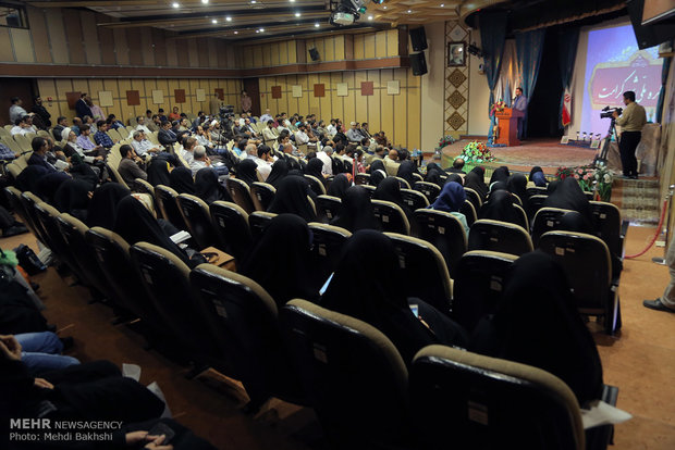 تجلیل از برگزیدگان همایش ملی شعر کرامت در قم