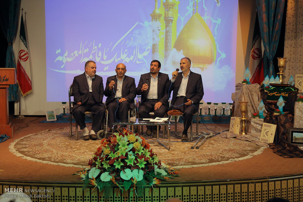 تجلیل از برگزیدگان همایش ملی شعر کرامت در قم