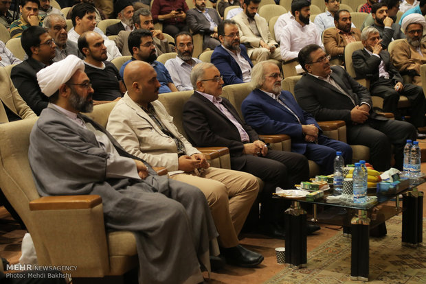 تجلیل از برگزیدگان همایش ملی شعر کرامت در قم