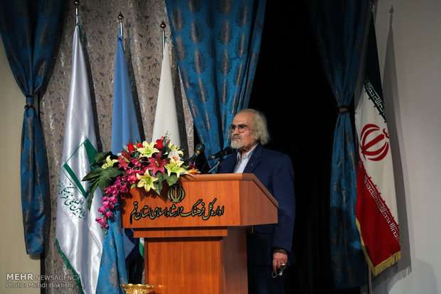 تجلیل از برگزیدگان همایش ملی شعر کرامت در قم