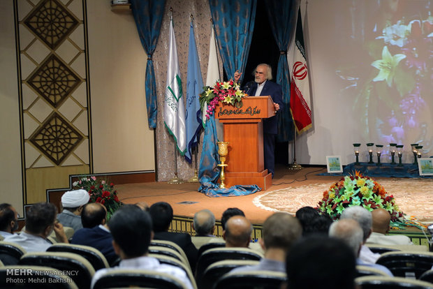 تجلیل از برگزیدگان همایش ملی شعر کرامت در قم