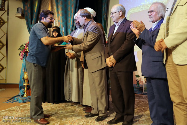 تجلیل از برگزیدگان همایش ملی شعر کرامت در قم