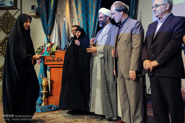 تجلیل از برگزیدگان همایش ملی شعر کرامت در قم