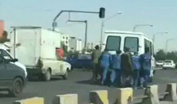 سجناء إيرانيون يتصرفون بإنسانية في موقف طريف