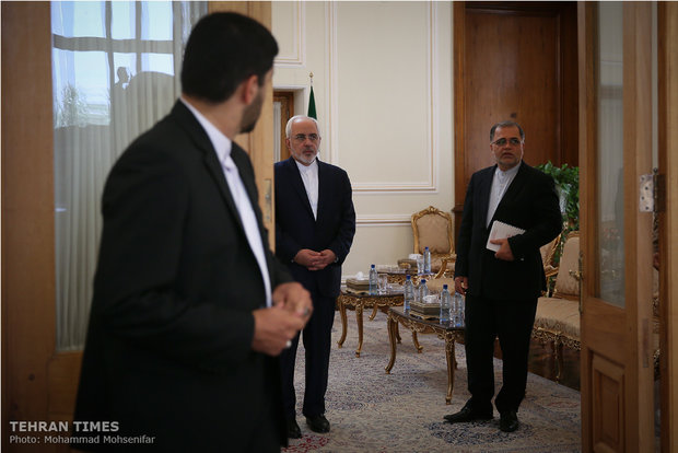 Zarif meets S. African, Serbian officials