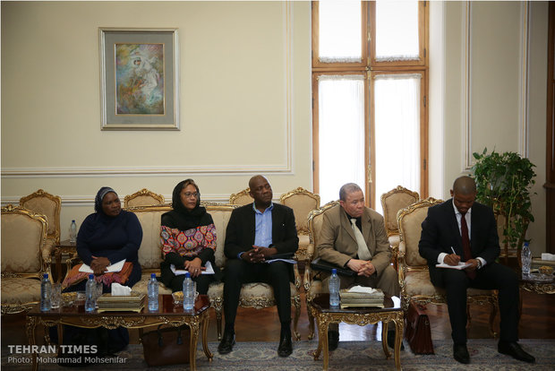 Zarif meets S. African, Serbian officials