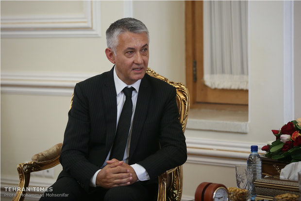 Zarif meets S. African, Serbian officials