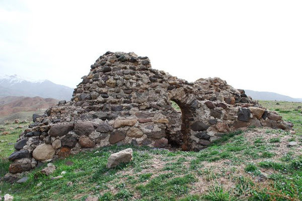 کشف سفال در بنای آرامگاهی حسن‌آباد الموت غربی