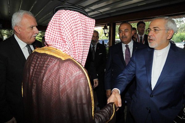 Zarif, Jubeir shake hands on OIC meeting sidelines