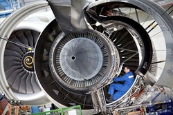 بازدید رئیس سازمان هواپیمایی از کارخانه تولید توربین موتور