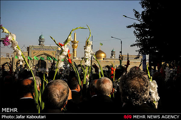 حرم مطهرامام رضا(ع) گلباران شد/تشرف صدها هزار زائر به بارگاه رضوی