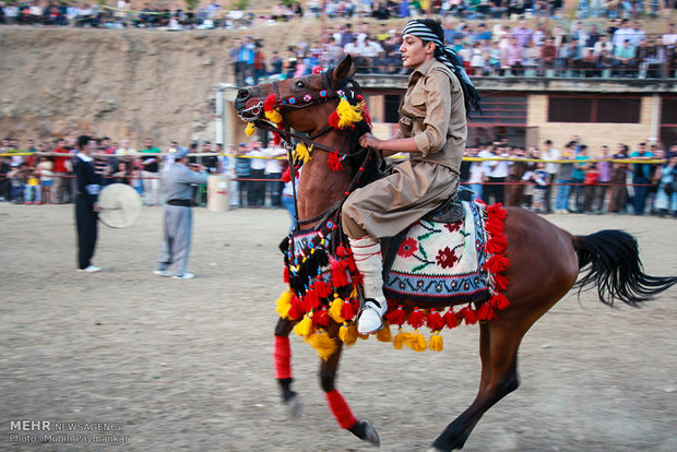 جشنواره بازیهای بومی محلی با اسب در سنندج 