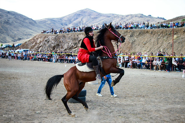 جشنواره بازیهای بومی محلی با اسب در سنندج 