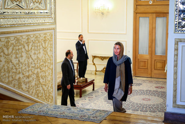 Zarif's meeting with foreign attendants of Rouhani's inaugural ceremony