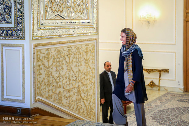 Zarif's meeting with foreign attendants of Rouhani's inaugural ceremony