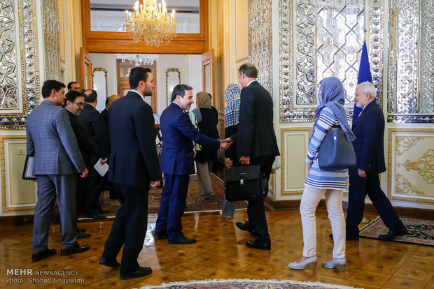 Zarif's meeting with foreign attendants of Rouhani's inaugural ceremony