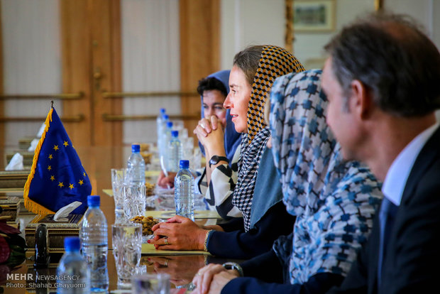 Zarif's meeting with foreign attendants of Rouhani's inaugural ceremony