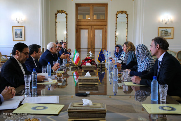 Zarif's meeting with foreign attendants of Rouhani's inaugural ceremony