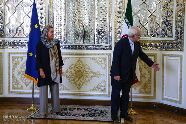 Zarif's meeting with foreign attendants of Rouhani's inaugural ceremony