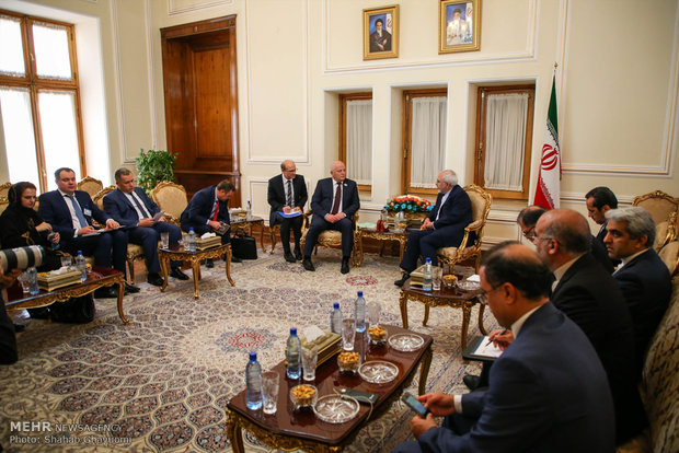 Zarif's meeting with foreign attendants of Rouhani's inaugural ceremony