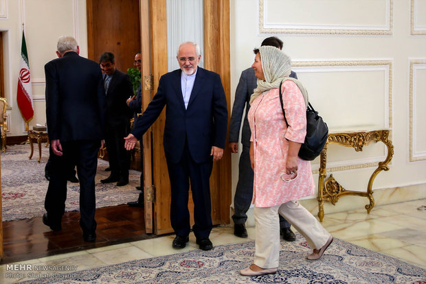 Zarif's meeting with foreign attendants of Rouhani's inaugural ceremony