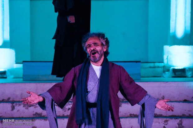"Uçan Şems" tiyatro gösterisi