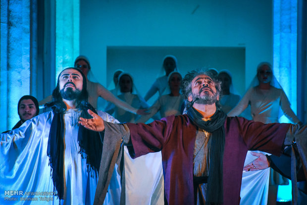"Uçan Şems" tiyatro gösterisi