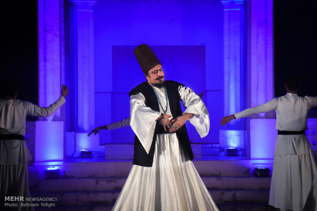 "Uçan Şems" tiyatro gösterisi