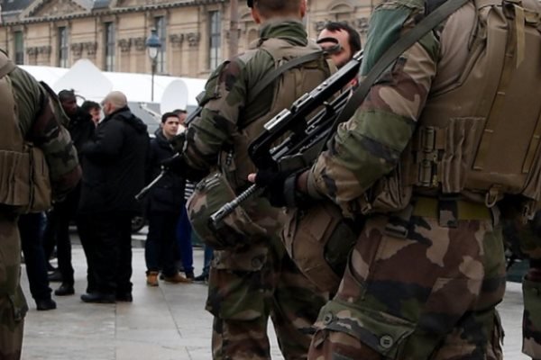 إصابة جنود فرنسيين بحادث دهس في باريس
