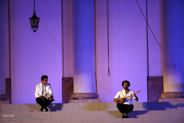 Si multimedia concert at Sa'dabad Palace