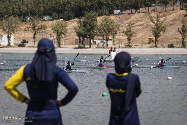 İranlı kadınların kayakçılık yarışı