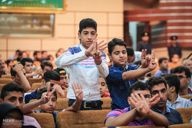 الهداف الإيراني "مهدي طارمي" يهدي كرته الذهبية لمتحف العتبة الرضوية