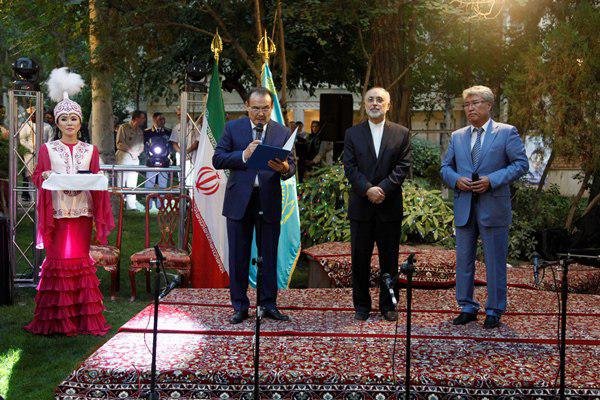 اهداء نشان افتخار از سوی رییس جمهور قزاقستان به صالحی