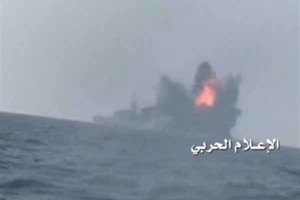 کشتی جنگی متجاوزان به یمن در بندر المخاء هدف قرار گرفت