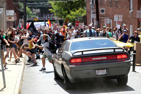 إعلان الطوارئ في فرجينيا بعد اندلاع اشتباكات عنصرية