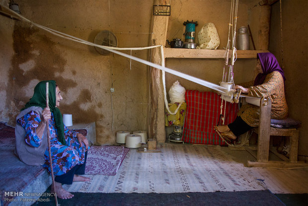 صدیقه اصغر زاده 60 ساله.او به همراه مادر شوهرش زندگی میکند و منبع درآمد آنها توسط نساجی سنتی است.