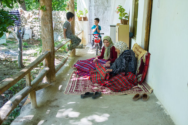 رحیمه رابعی 65 ساله. پارچه بافی را به دختران و عروسانش یاد داده ،تا برای خودشان نیز کار نساجی را انجام دهند.