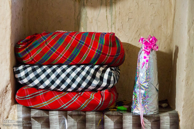 در این روستا رسم بر این است که جهیزیه ای که برای عروس تهیه شده و هدایایی که به او تعلق میگیرد را در این چادر شبها ، پیچیده و به او هدیه میکنند.
