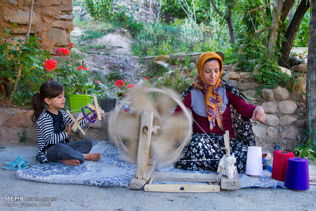 زهرا منصوریان 38 ساله ، که از جوانان روستا است ،به نساجی سنتی علاقه دارد و علاوه بر کارهای روزانه پارچه بافی نیز انجام میدهد.