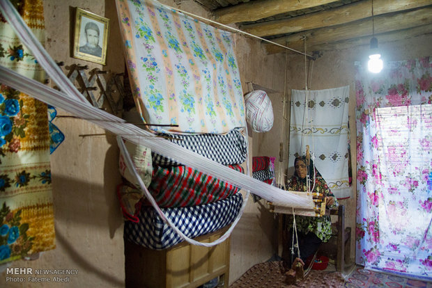 سیده فاطمه نبوی 66 ساله. تنه بافی بعد از مرگ همسرش تنها مونس او در روزهای تنهایی است.