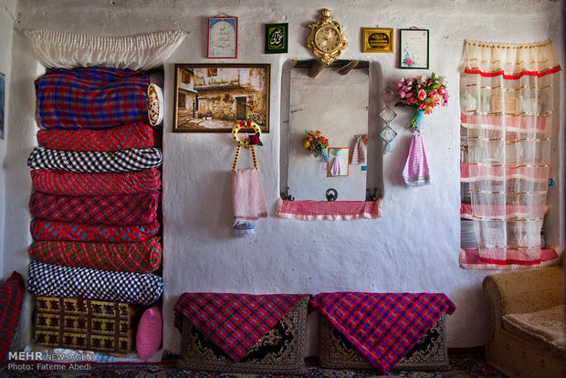 اغلب خانه های روستایی مزین به دست بافته ها و سوزن دوزی های زنان این روستا شده است و چهره بسیار زیبا و سنتی برای خانه هایشان بوجود آورده است.