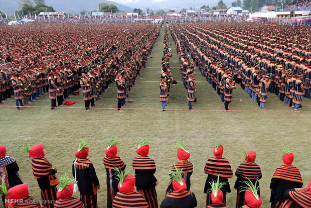 عشرة آلاف رجلايؤدون الرقصة الشعبية بشكل منسق في أندونيسيا 